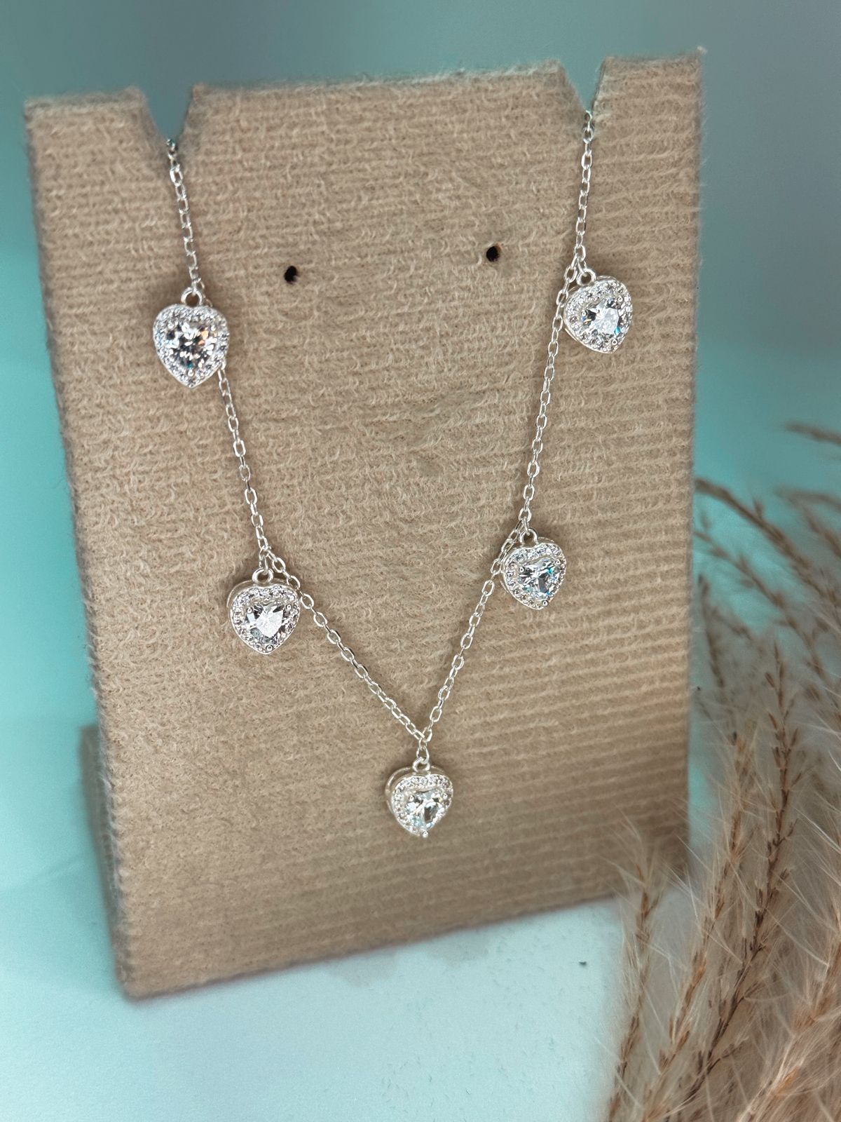 GARGANTILHA COM 5 CORAÇÕES