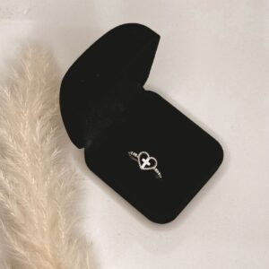 ANEL CORAÇÃO VAZADO CRUZ CRAV.