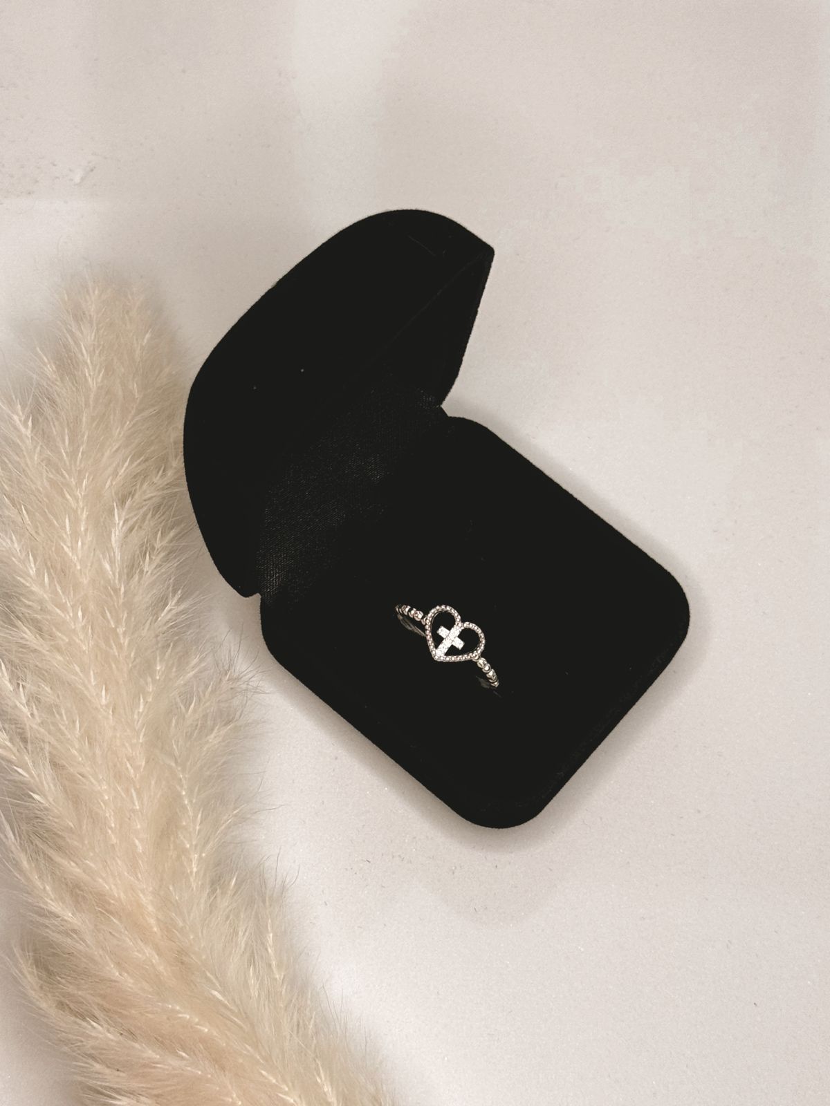 ANEL CORAÇÃO VAZADO CRUZ CRAV.