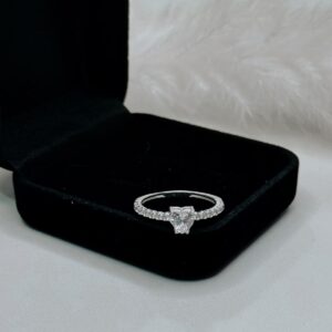 ANEL SOLITARIO CORAÇÃO NO CENTRO