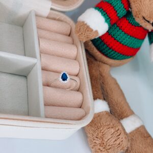 ANEL  SOLITÁRIO GOTA AZUL CRAVEJADO