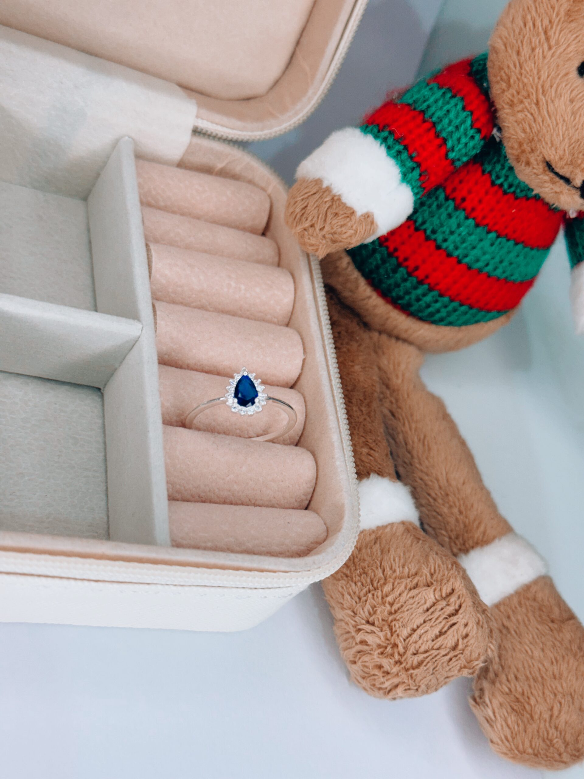 ANEL  SOLITÁRIO GOTA AZUL CRAVEJADO