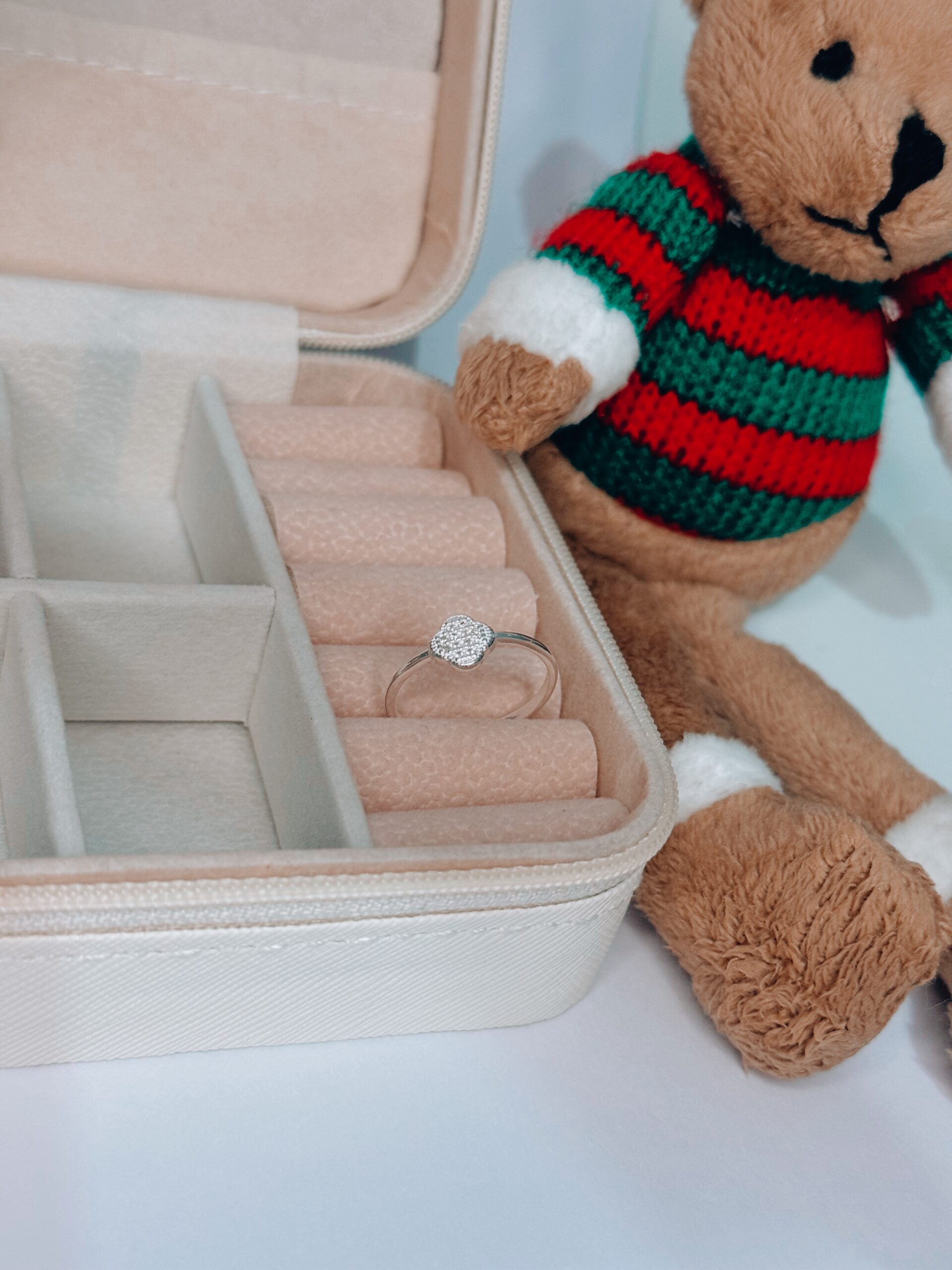 ANEL TREVO CRAVEJADO CRISTAL