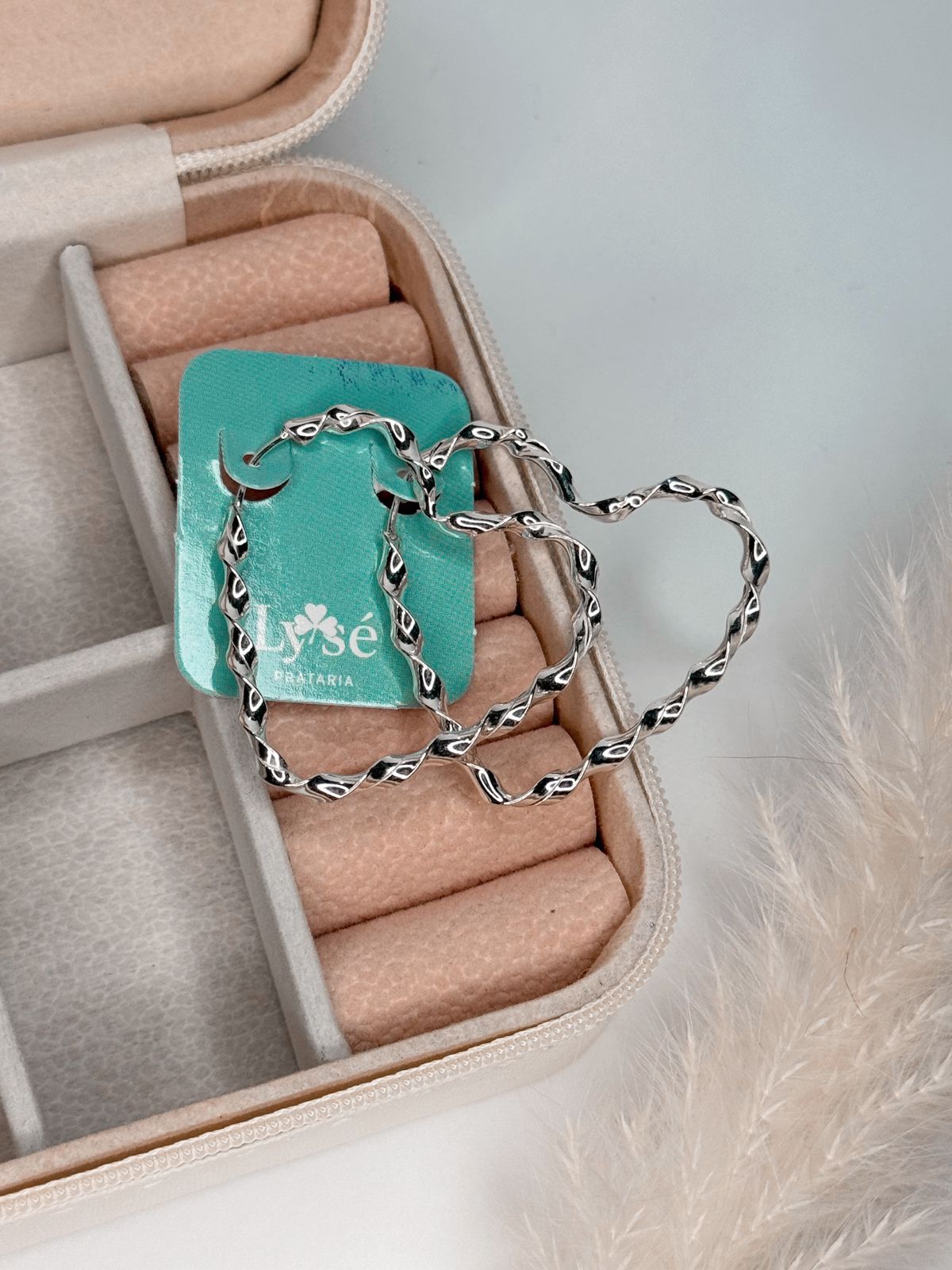 BRINCO DE ARGOLA CORAÇÃO TORCIDO