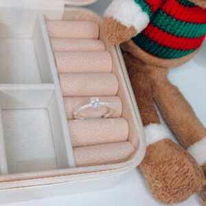 ANEL SOLITÁRIO GOTA CRAVEJADO