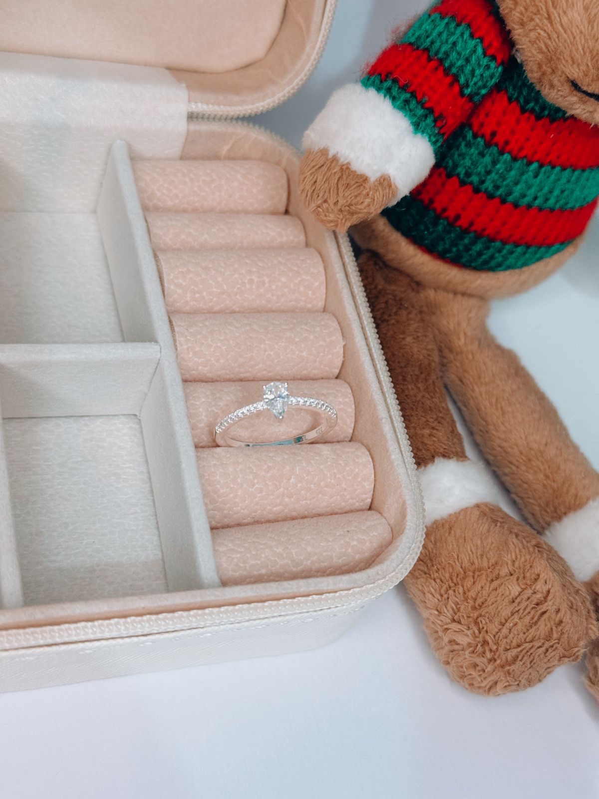 ANEL SOLITÁRIO GOTA CRAVEJADO