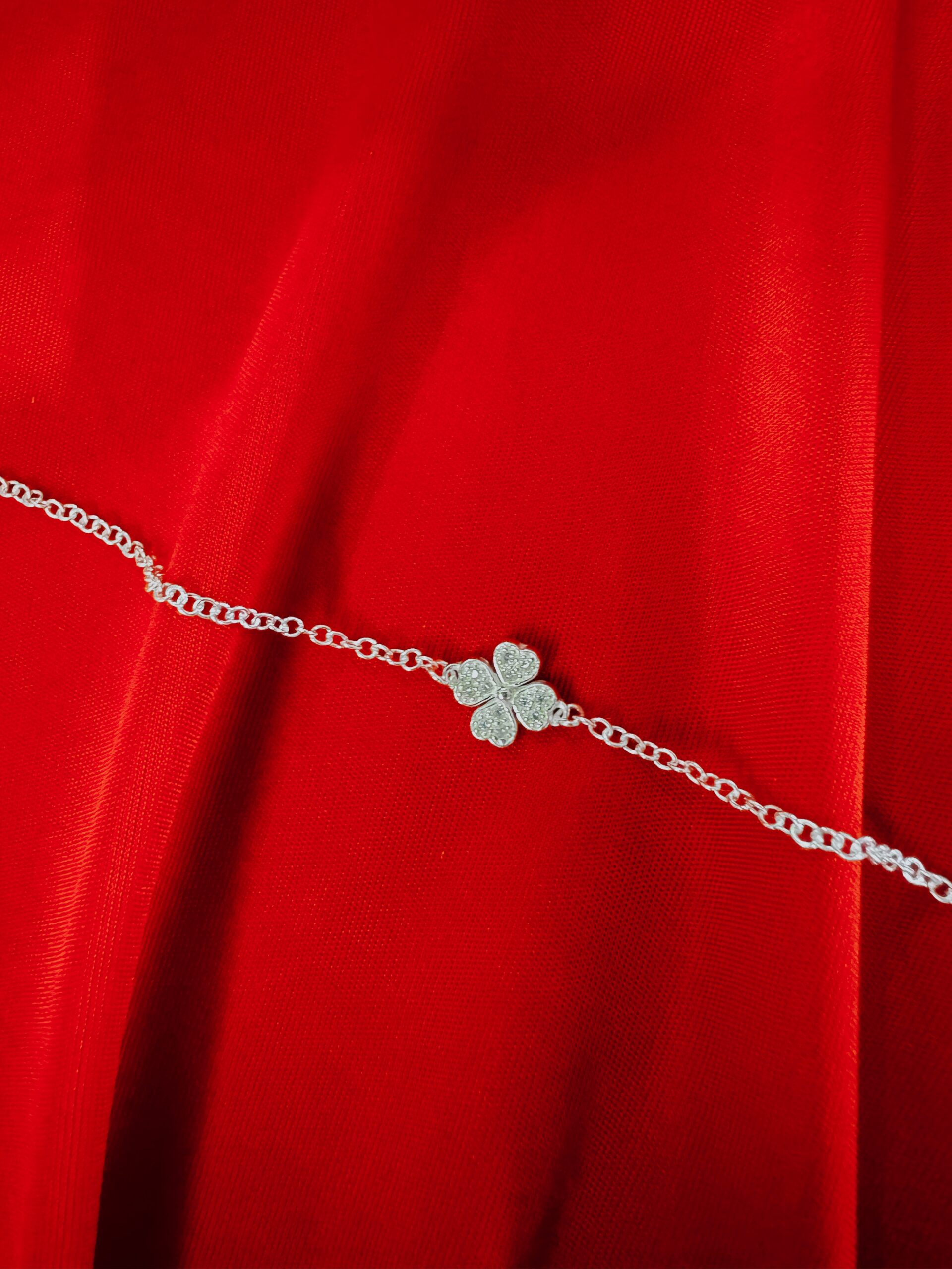 PULSEIRA TREVO CRAVEJADA