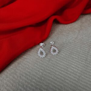 BRINCO GOTA VAZADO CRAVEJADO