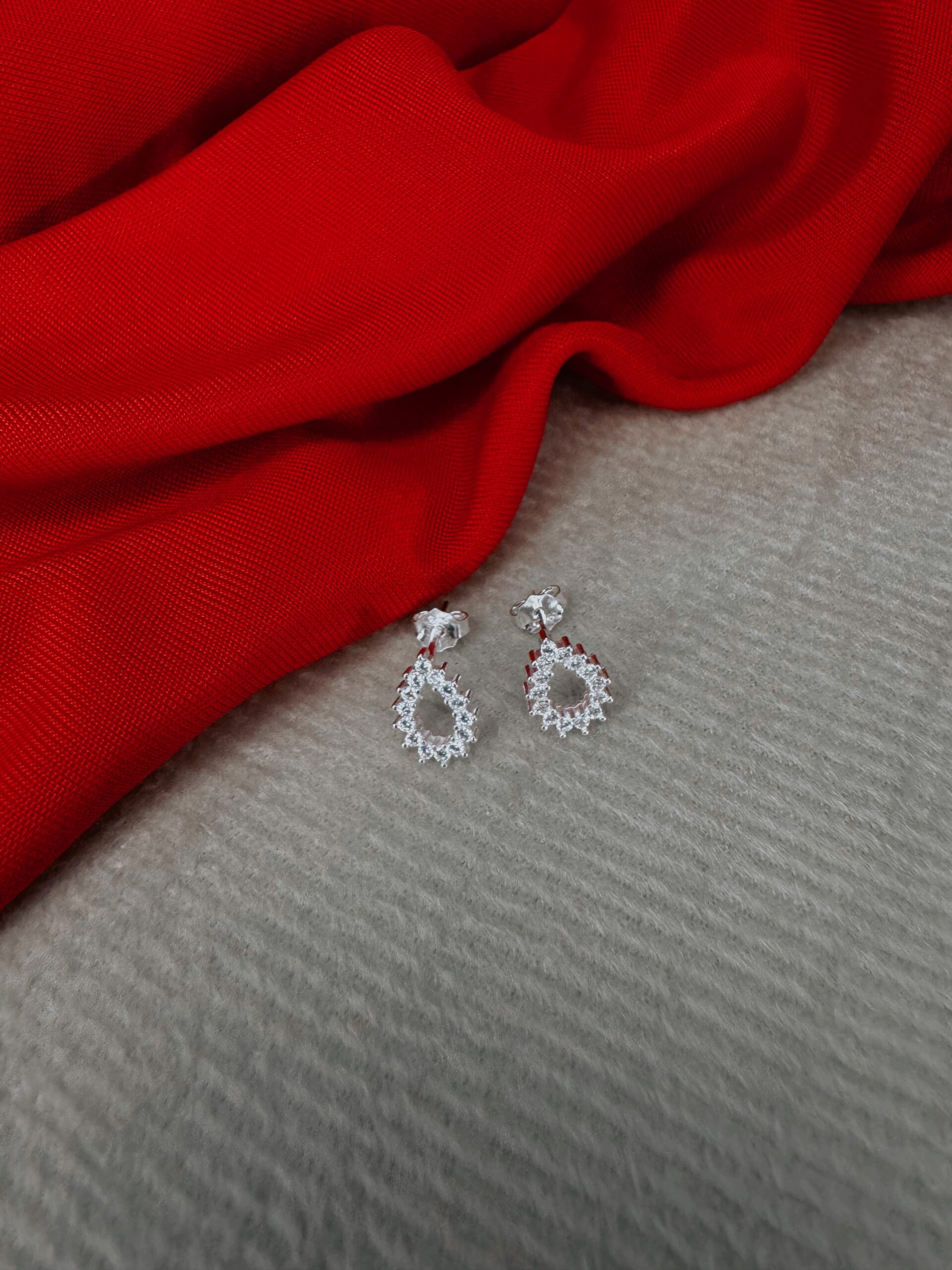 BRINCO GOTA VAZADO CRAVEJADO