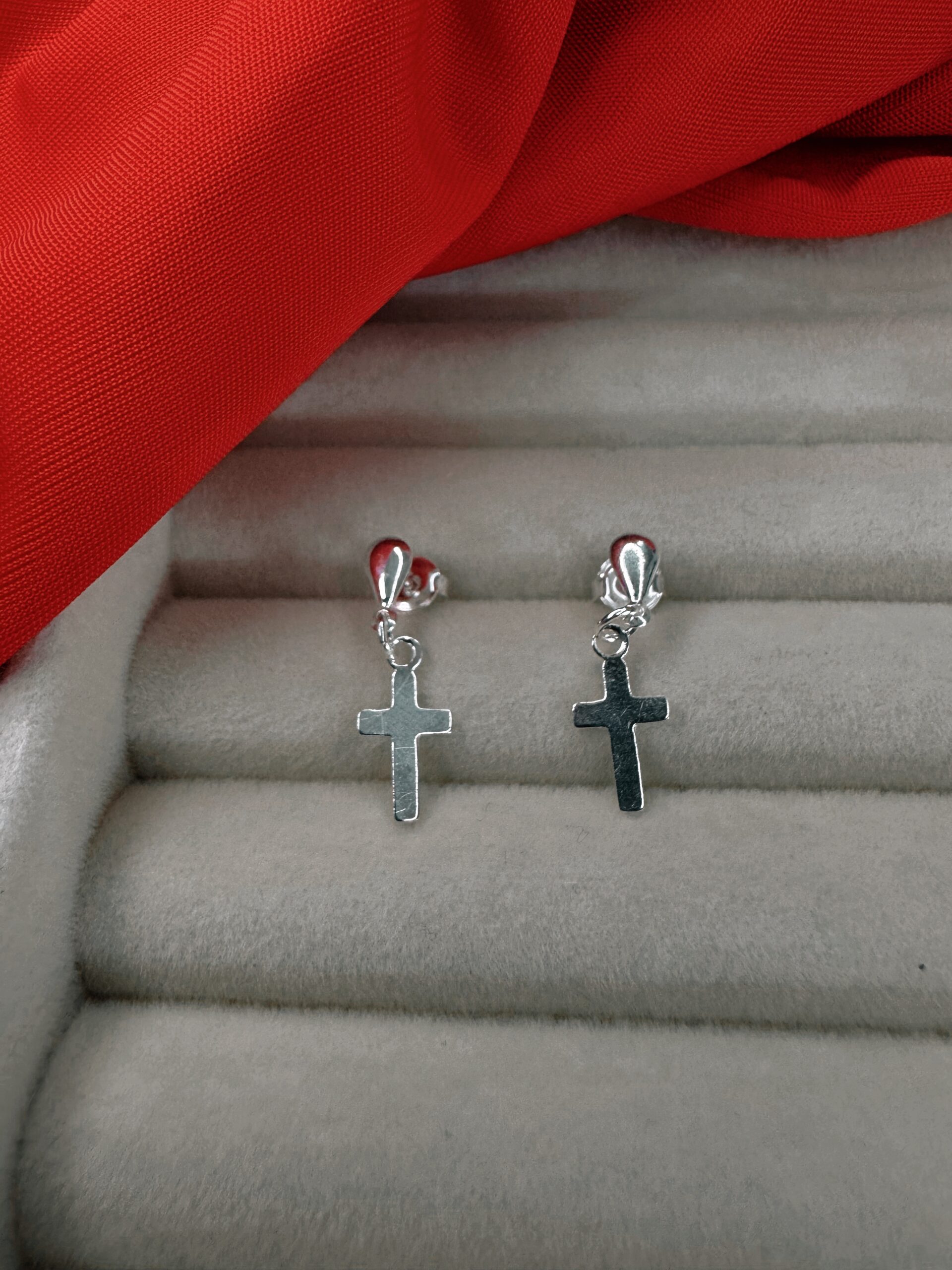 BRINCO GOTA INVERTIDO COM CRUZ LISO DE PRATA