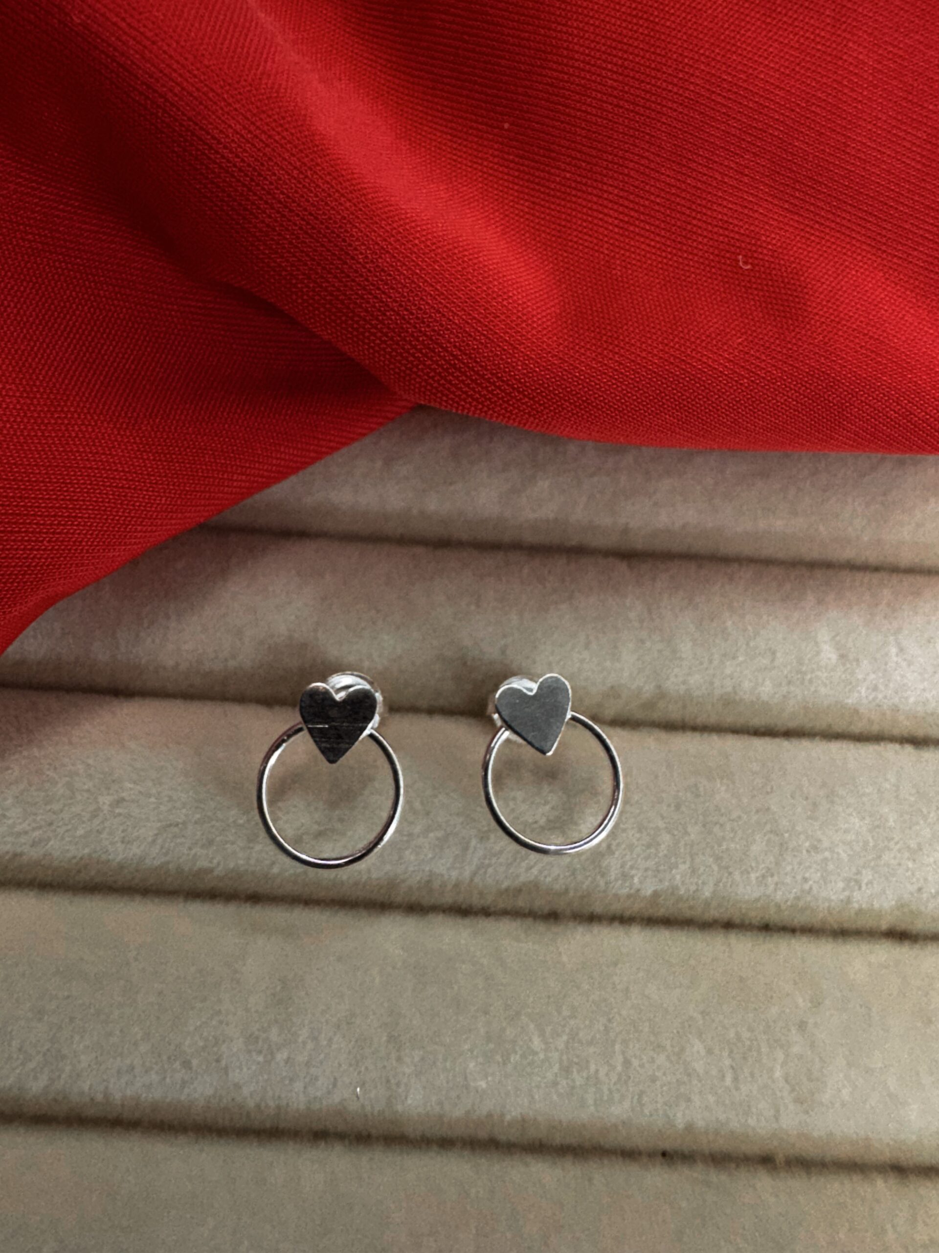 BRINCO CÍRCULO FIO REDONDO E CORAÇÃO DE PRATA