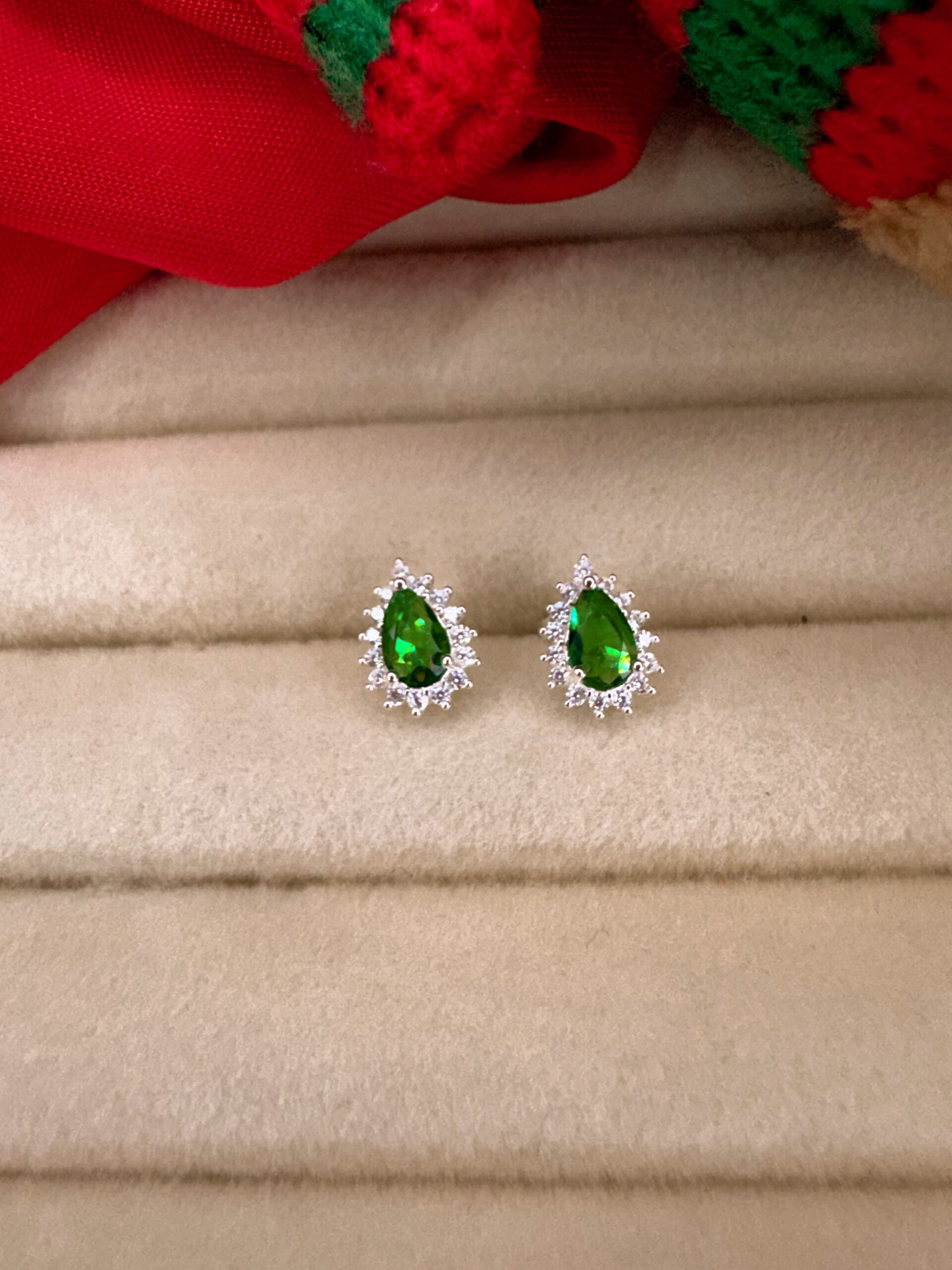 BRINCO PONTO DE LUZ GOTA VERDE CREVEJADO DE PRATA