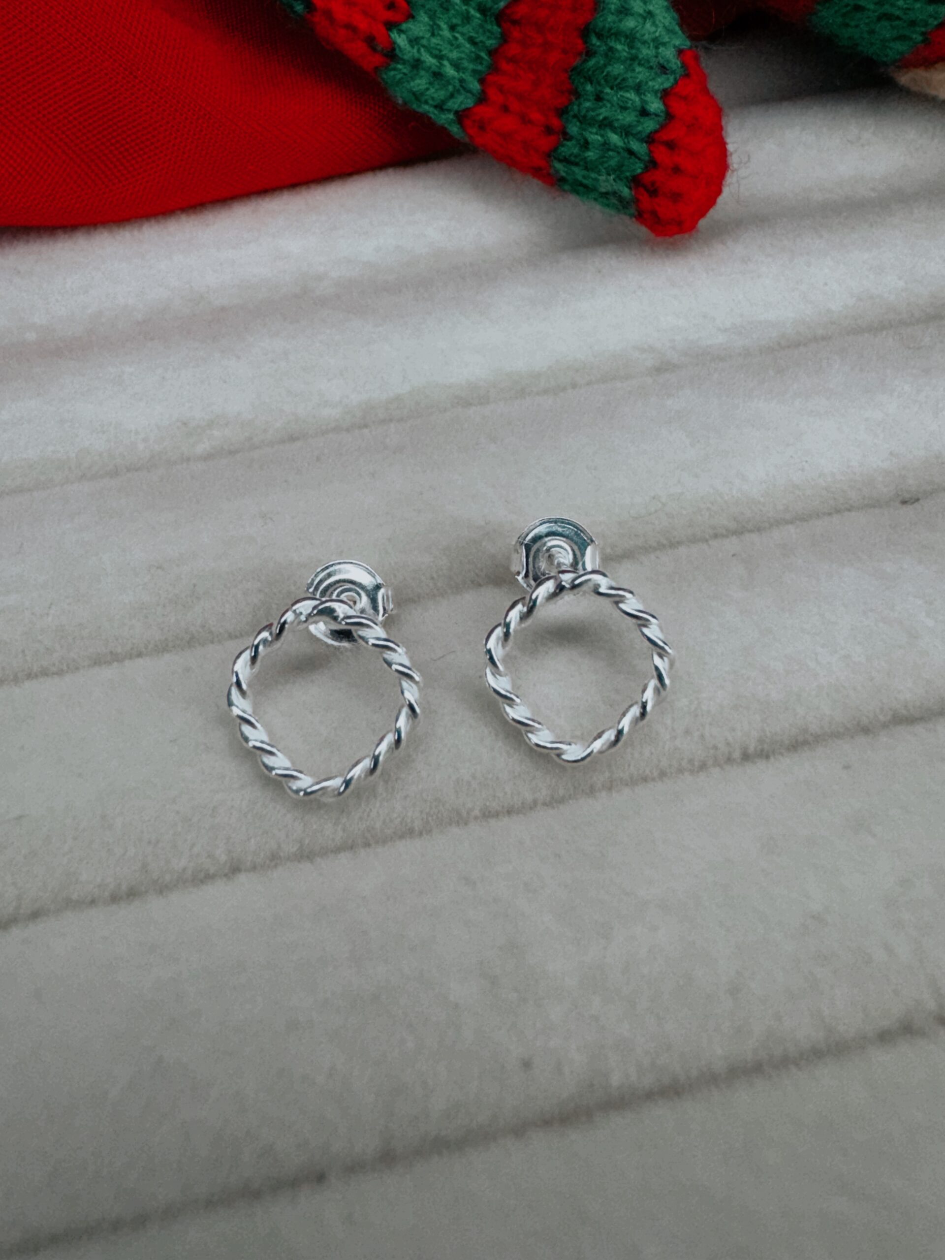 BRINCO QUADRADO VAZADO FIO TORCIDO DE PRATA